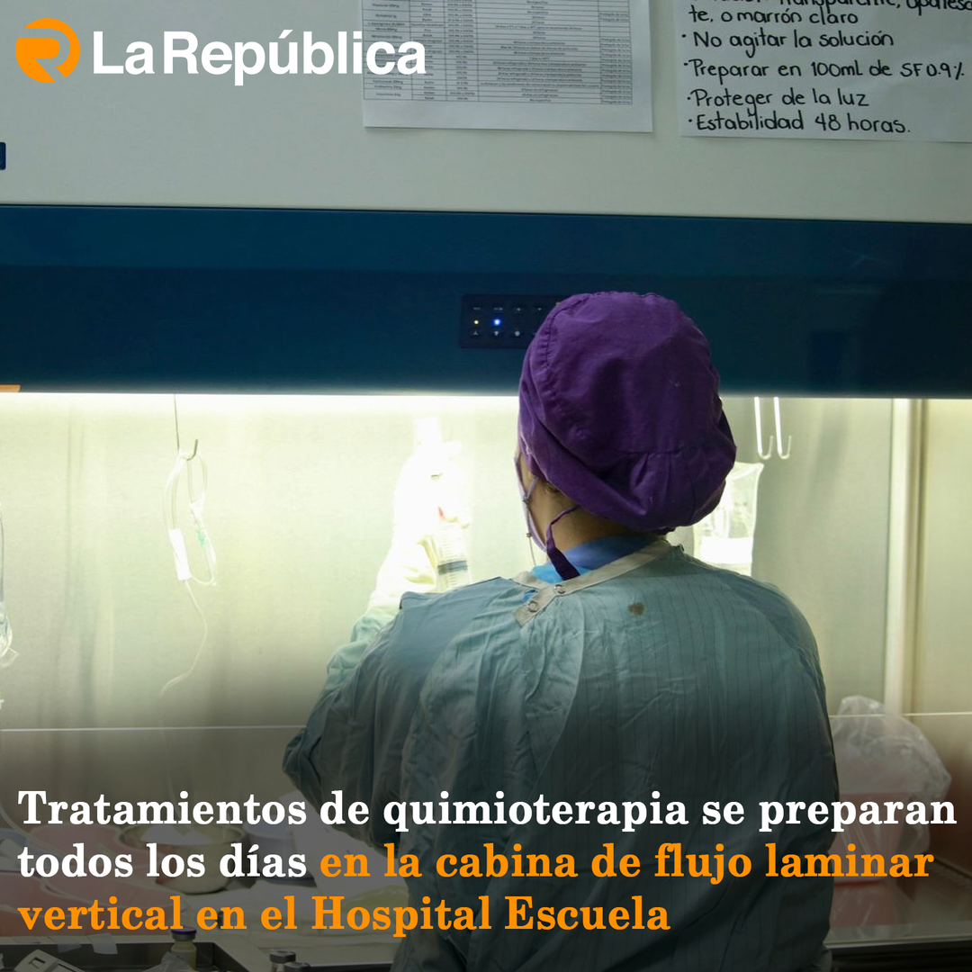 Tratamientos de quimioterapia se preparan todos los días en la cabina de flujo laminar vertical en el Hospital Escuela - Cover Image